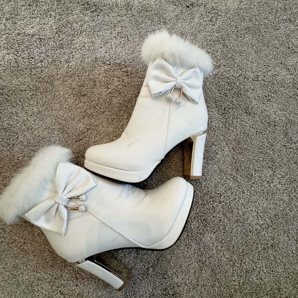 Elegant White Fur-Trimmed Ankle Boots